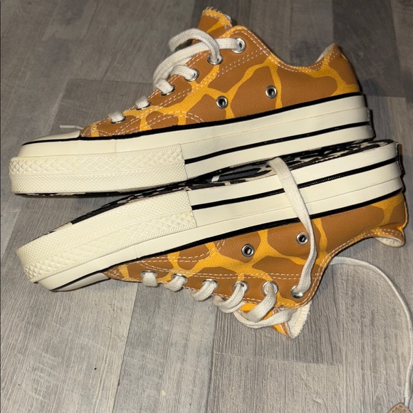 Lightly worn converse Giraffe sneakers - size 7 women’s/5 men’s - Picture 5 of 8